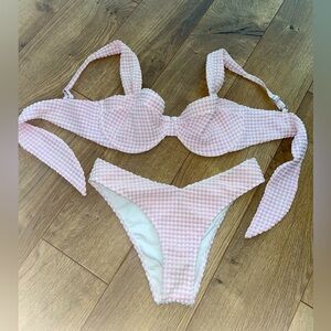 Abercrombie light pink and white patterned bikini 💕